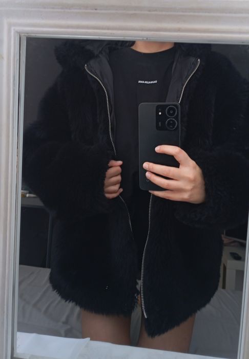 Czarne futro futerko z kapturem oversize weekday