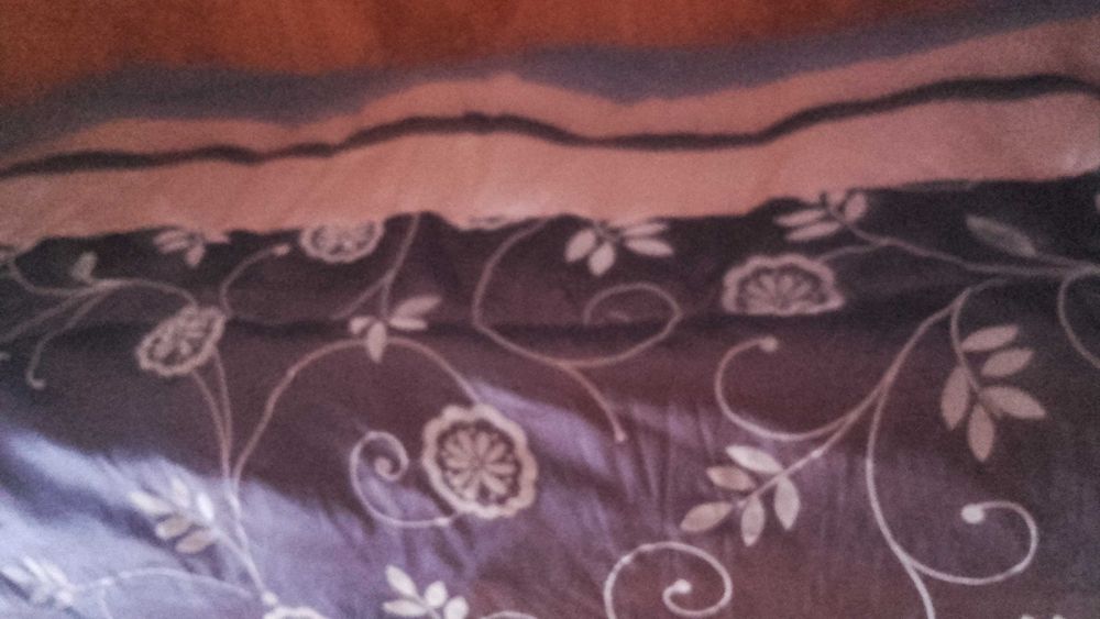 Colcha para cama de casal grande em tons dourada e castanha bom estado