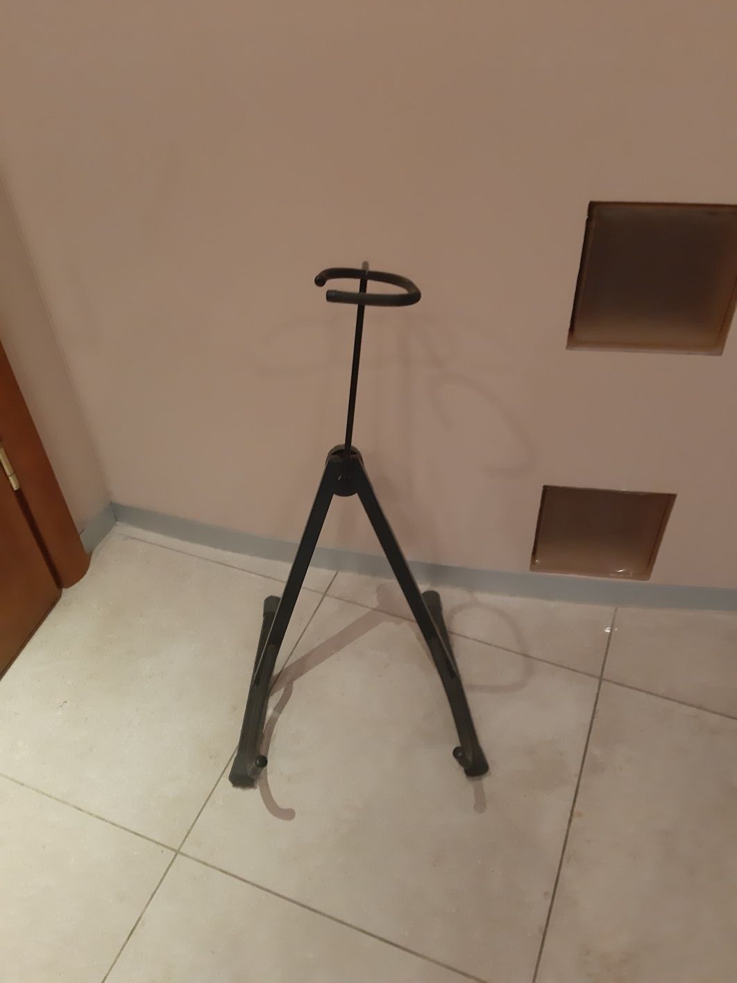Stojak na gitarę masywny ze sklepu firmowego czarny do gitary inne