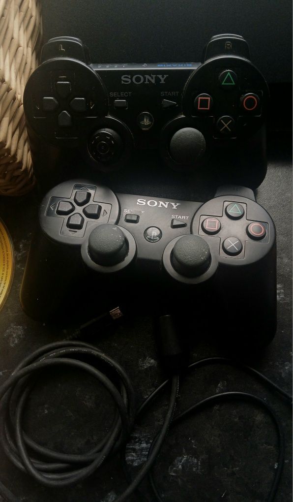 PS3 semi nova com comandos e jogos