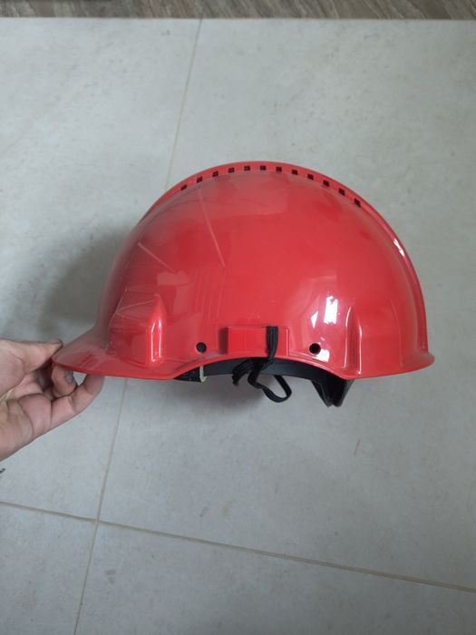 Kask ochronny czerwony