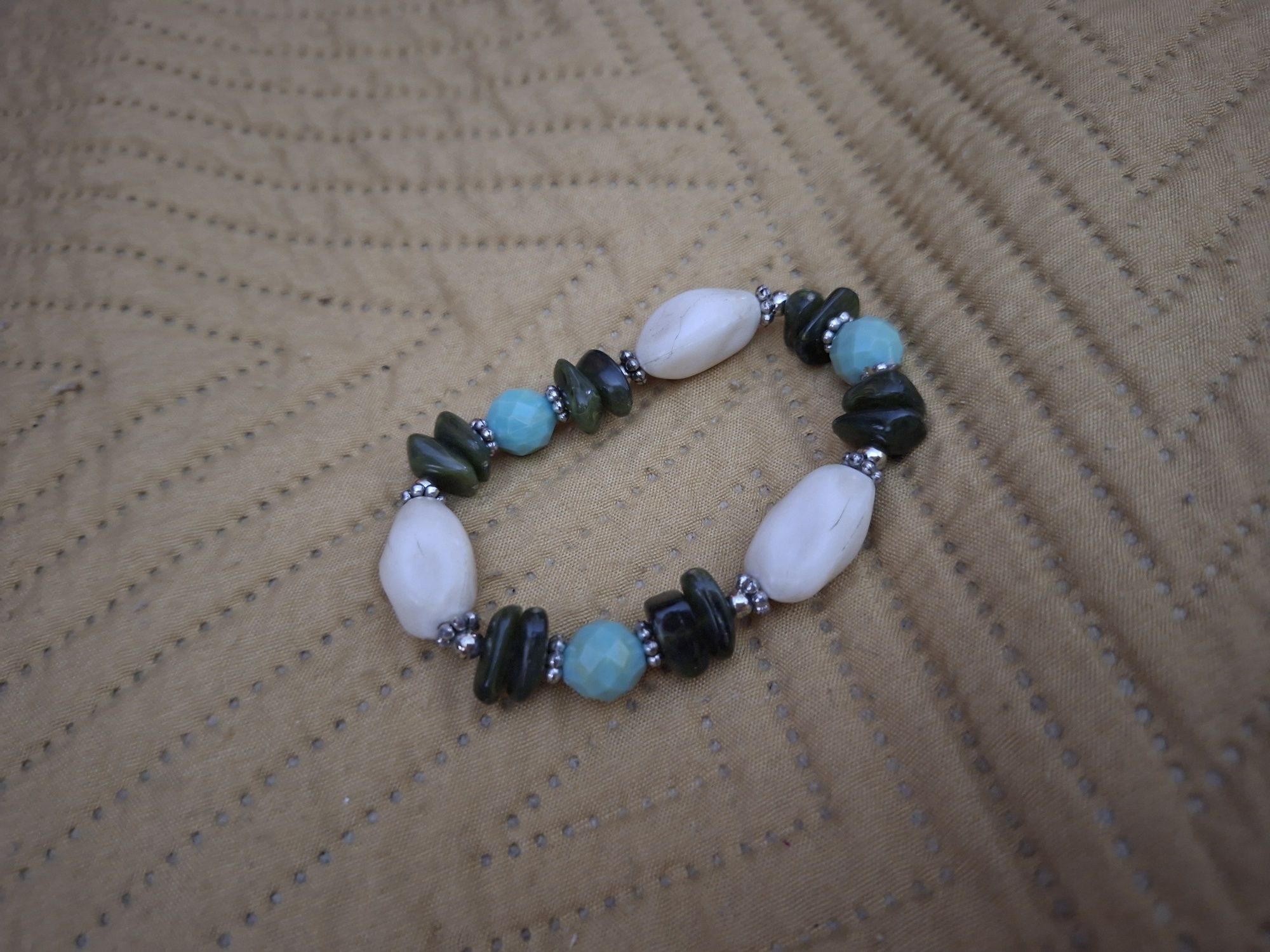Vários pulseiras  aproveitem