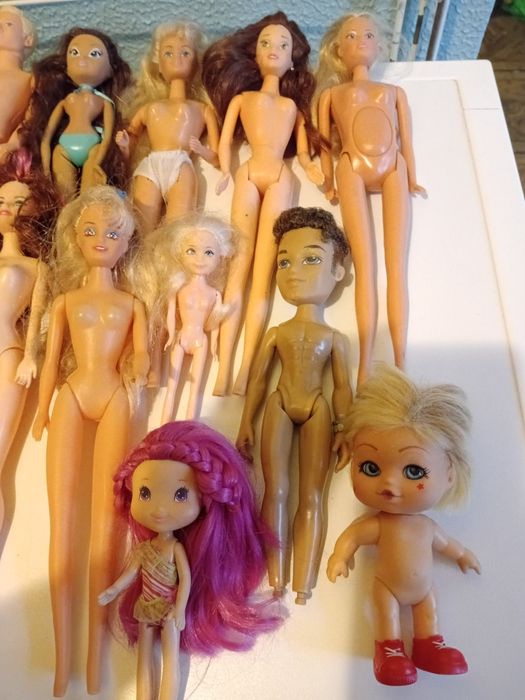 Conjunto de 15 bonecas Barbie variadas.

- Bonecas de diferentes model