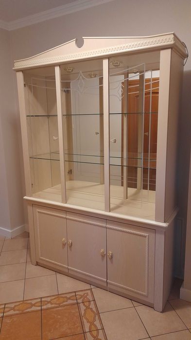 Kredens z lustrzana tylna sciana