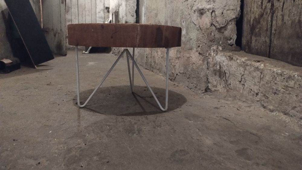 Okrągły stolik kawowy nocny drewniany na taras.