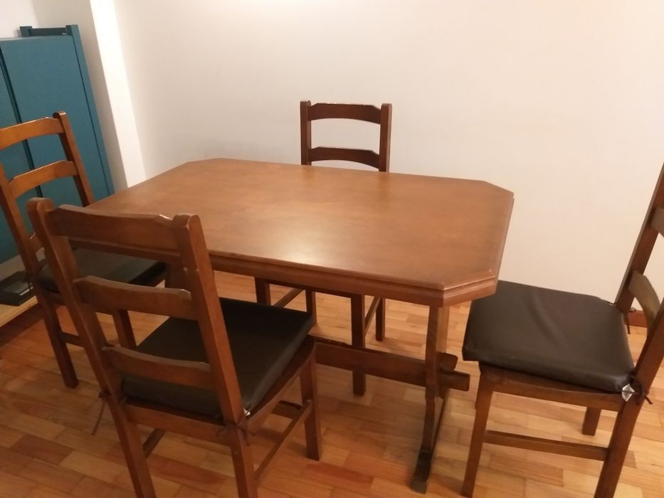 Mesa de madeira com conj. 4 cadeiras