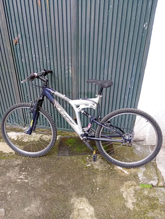 Bicicleta de  Montanha com suspensão dupla