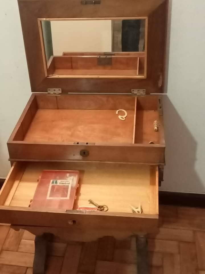 Costureirinha centenária para restauro