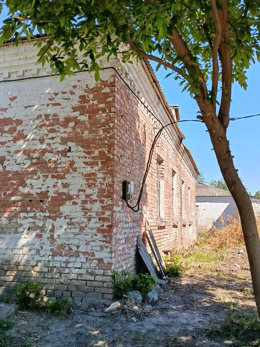 Одноповерхова будівля S= 152,2 м2. Градизьк, вул Героїв Дніпра 13