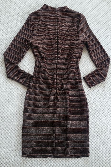 Nowa cudowna efektowna sukienka koktajlowa z świecącą nitka z chokerem