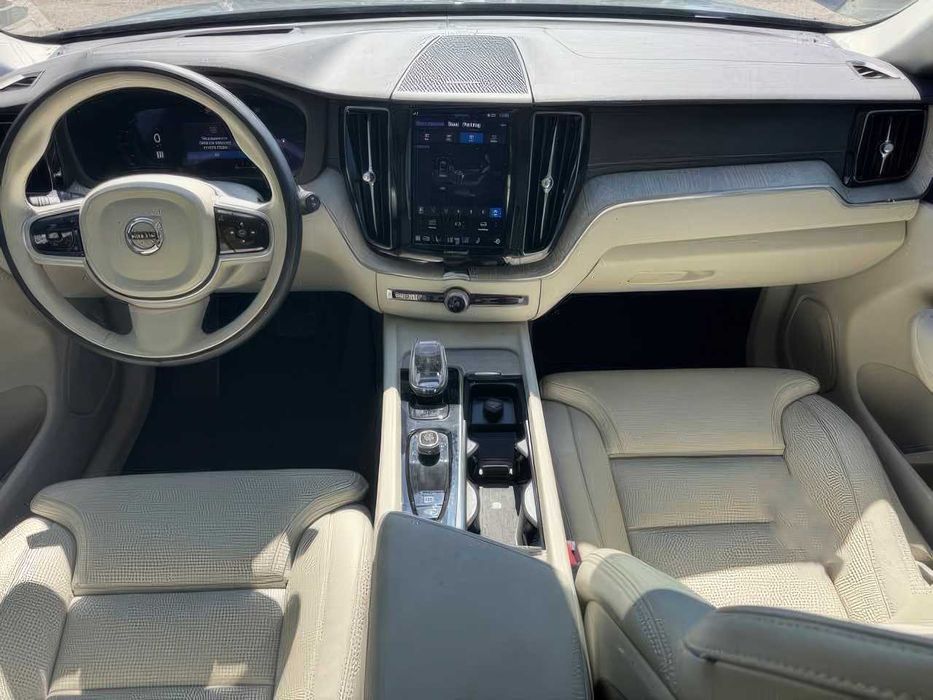 Volvo XC60 B5      2023