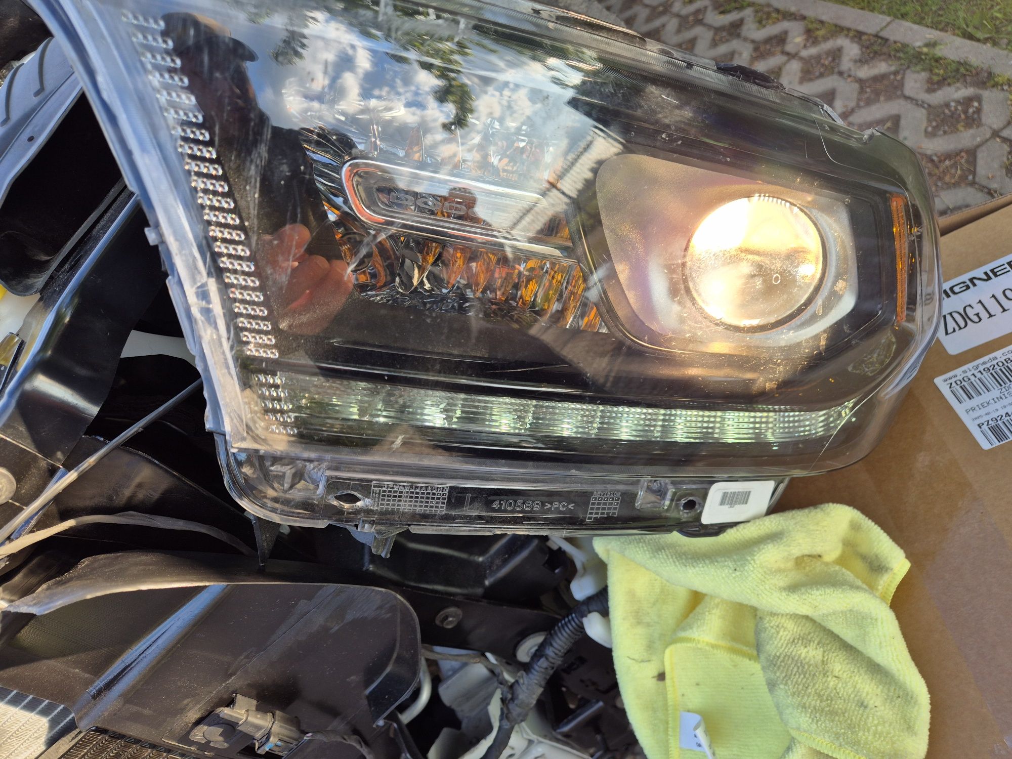 Lampy przód Dodge Durango 2019 uszkodzone
