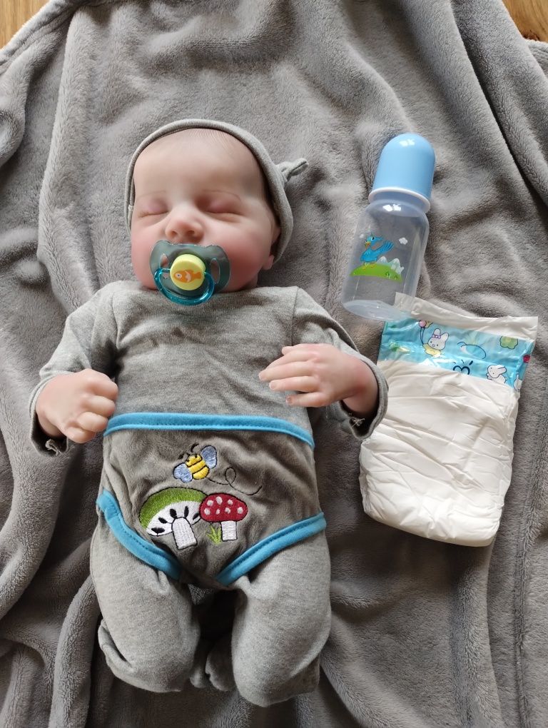 Lalka bobas typu Reborn śpiący chłopiec