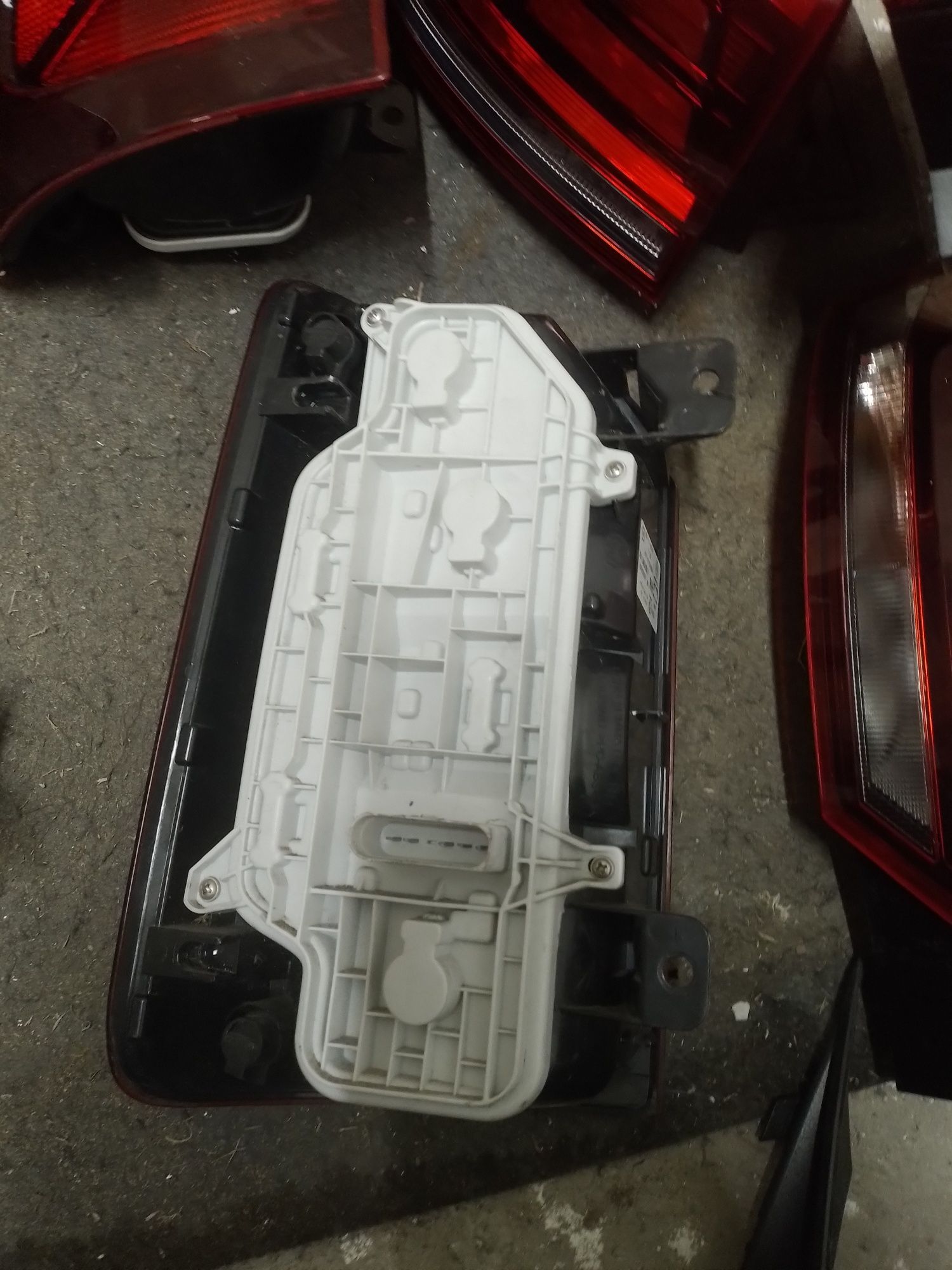 Lampa prawa prawy tył vw caddy 2k5  15-19