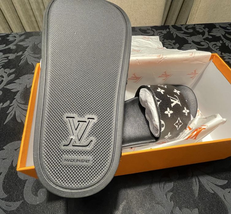 Chinelos Louis Vuitton