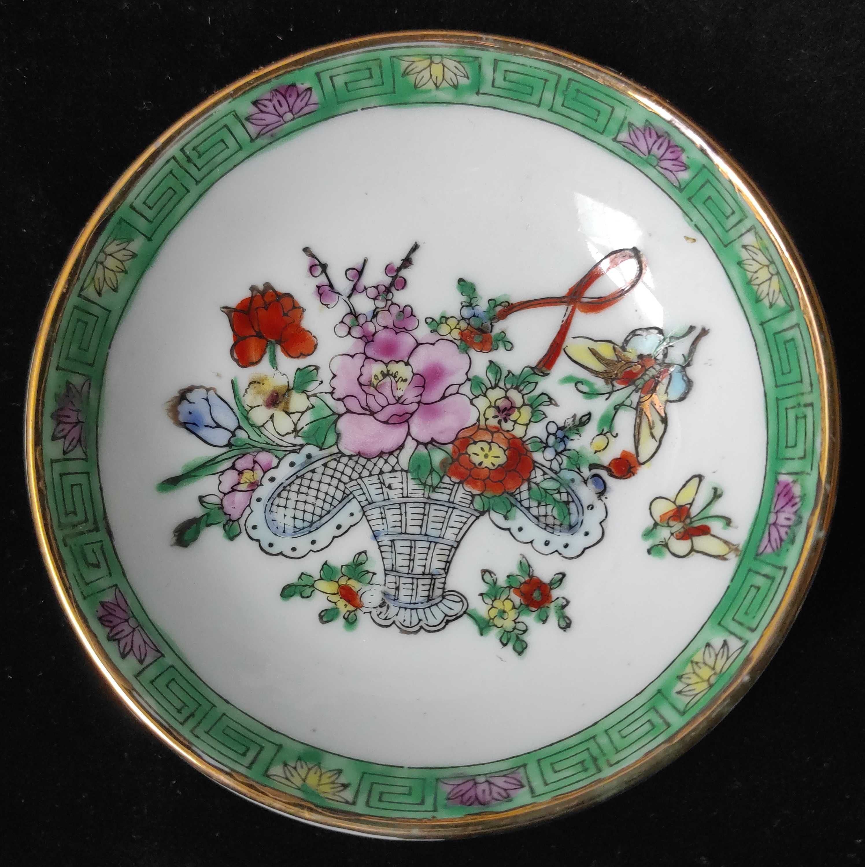 Chiny / chińska porcelana: chiński spodek porcelanowy ręcznie malowany
