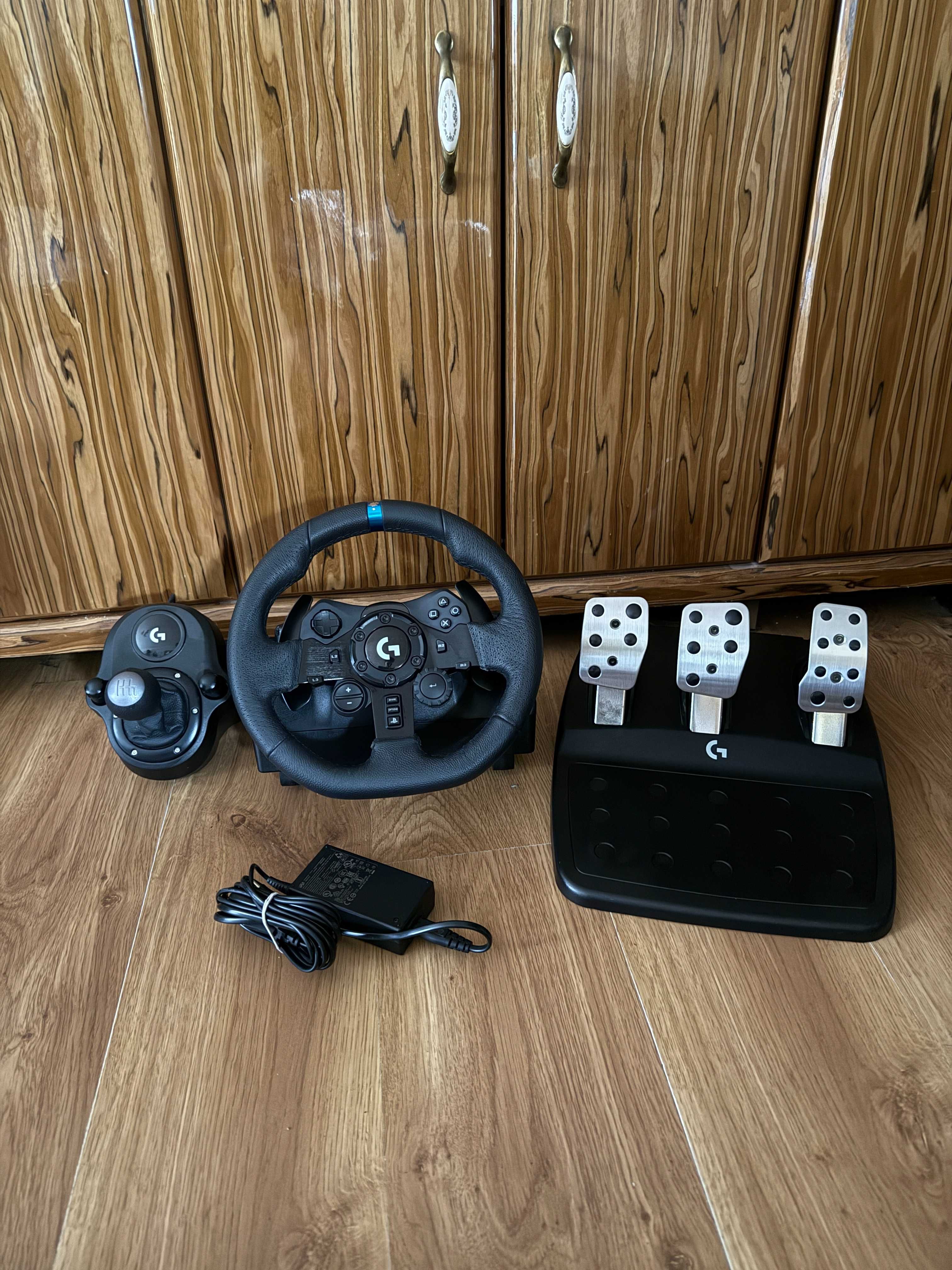 Kierownica Logitech DrivingForce G923 PS4/PS5/PC + Shifter