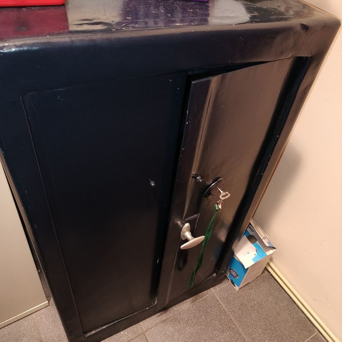 Stalowa szafa pancerna