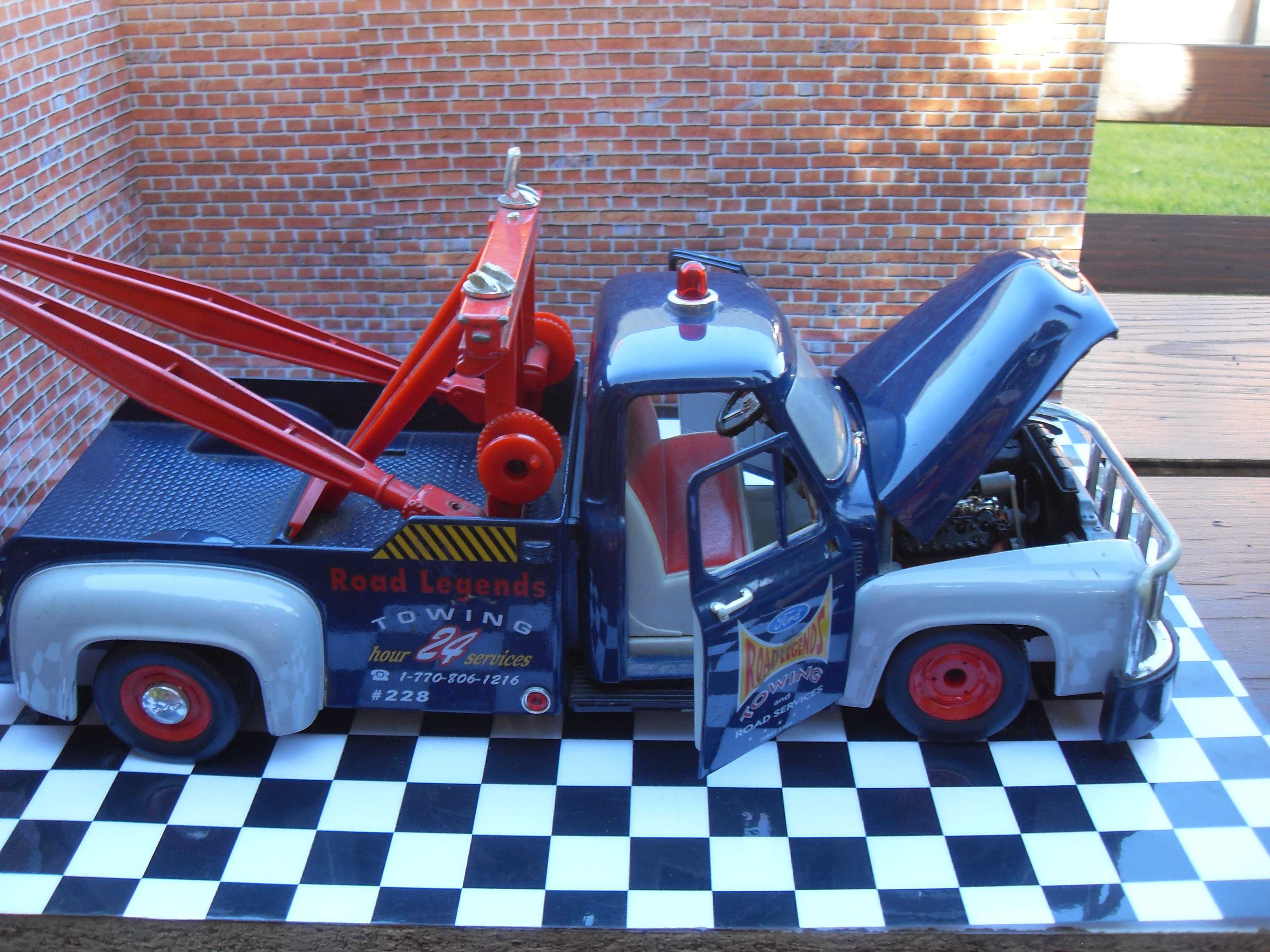 Ford F-100 Tow Truck 53r  Laweta 1:18