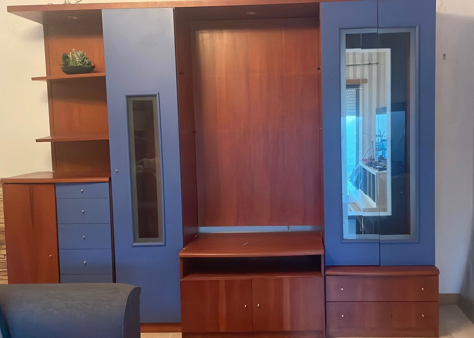 Móvel de sala em cerejeira com prateleiras em vidro muita arrumação
