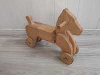 drewniany konik na kółkach jeździk konik kandu sesja dla dzieci