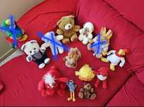 Vários peluches e bonecos
