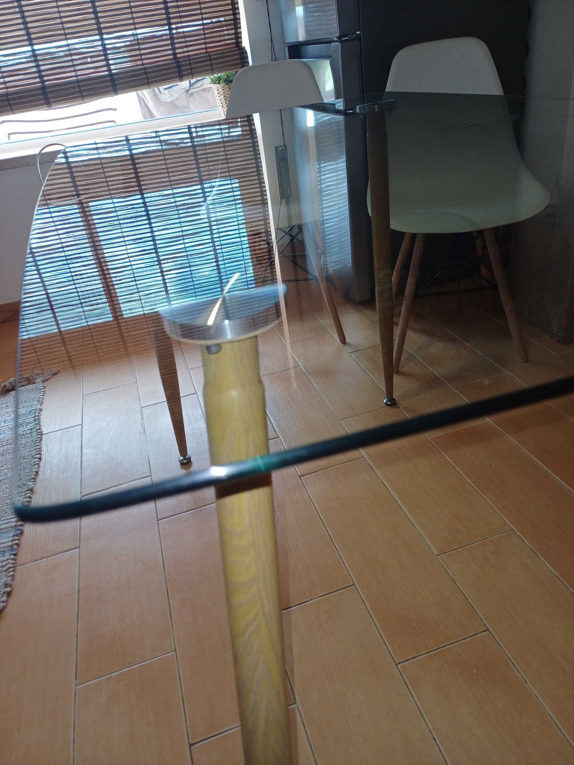 Mesa de cozinha em vidro com pés de madeira