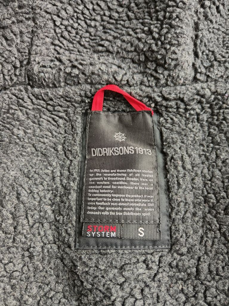 Didriksons kurtka parka rozmiar S damska kolor czarny matowy