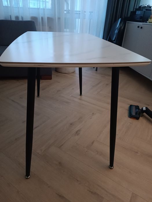 Stół marmur czarne nogi kuchenny