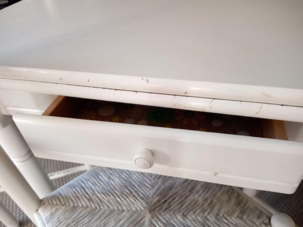 Mesa branca com/três cadeiras