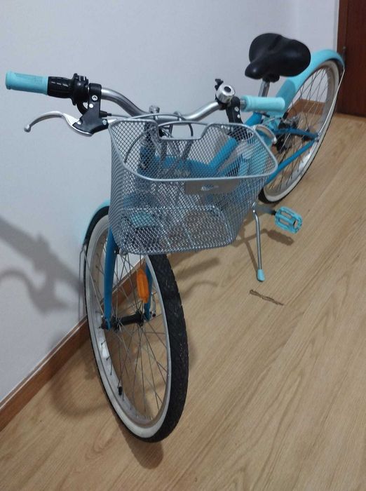 Bicicleta Azul com Cesta – Quase Nova