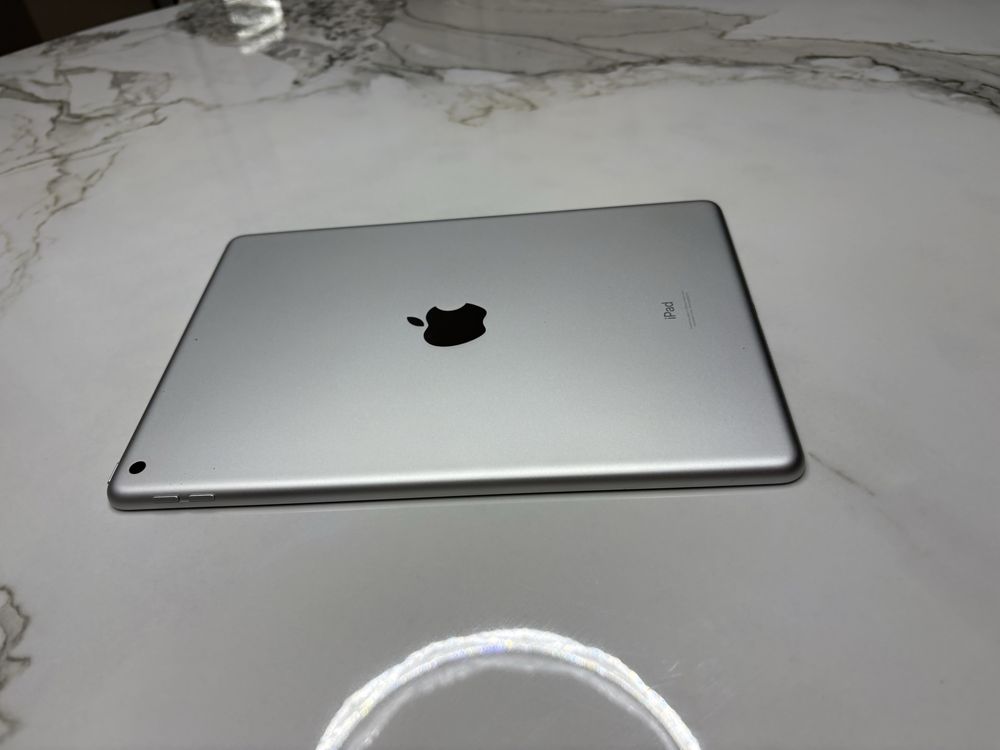 Продам iPad 9: А13, камери, Lightning, працює 10год.