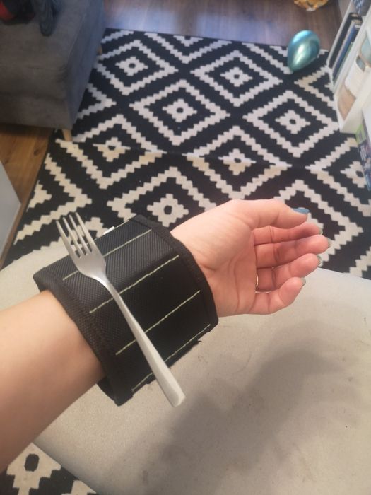 Opaska na nadgarstek z magnesem, pomocna przy pracach remontowych