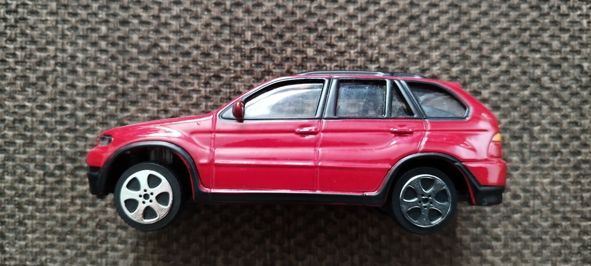 Bburago. BMW X5. Skala 1/43