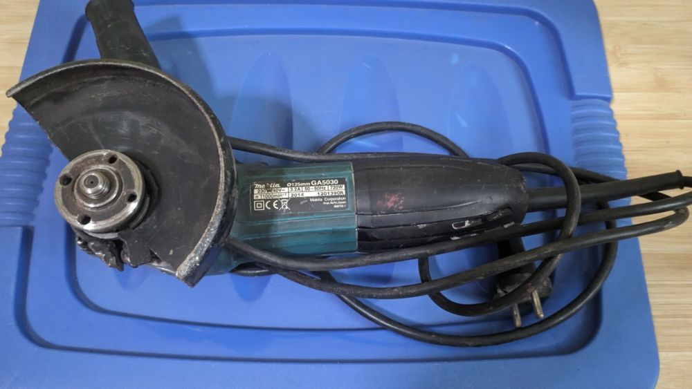 Болгарка Makita original GA5030 у робочому стані