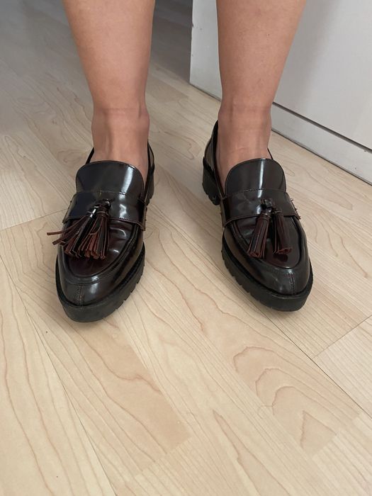 Sapatos em pele, com berloques, bordeaux escruro,  da H&M, tamanho 38