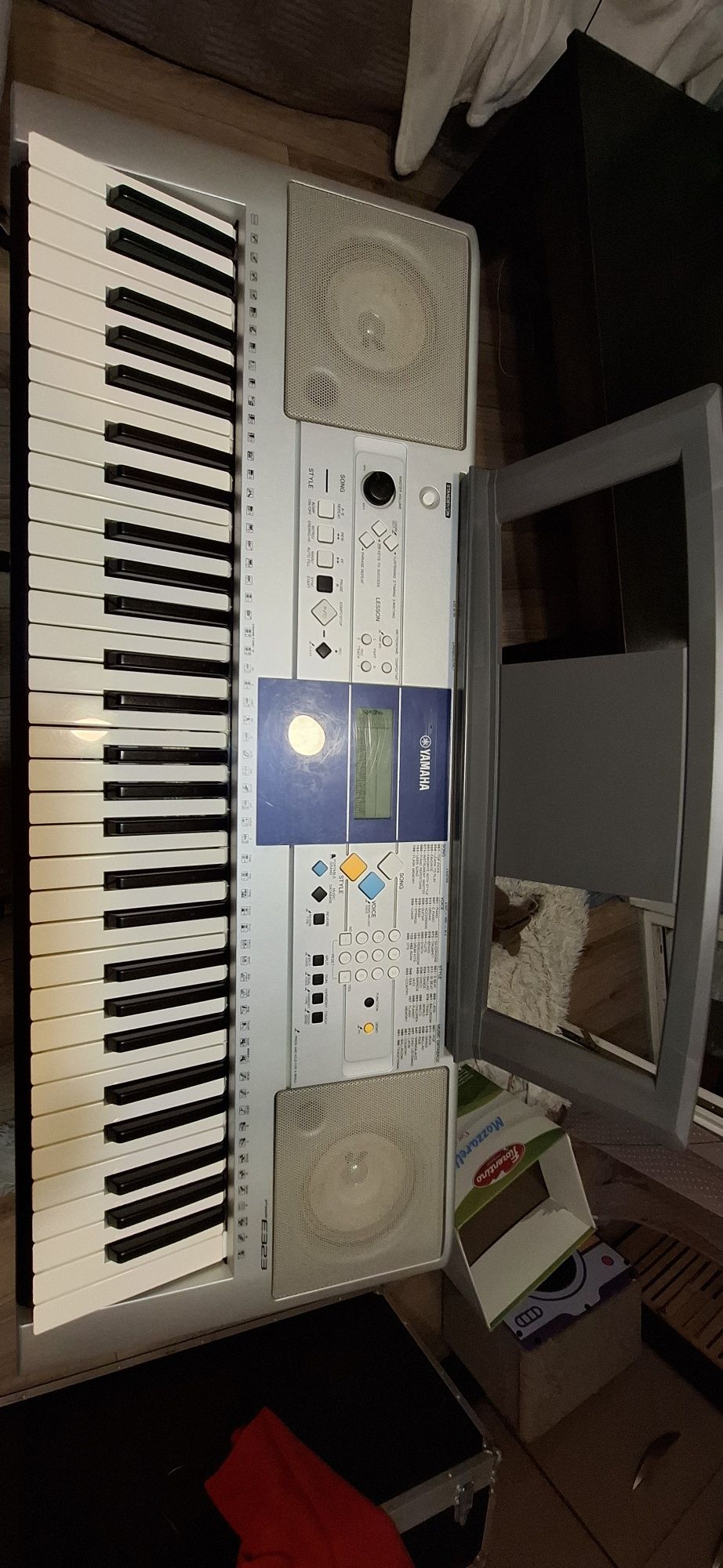 Keyboard YAMAHA PSR E323, że stojakiem, oparciem na nuty i ładowarką,