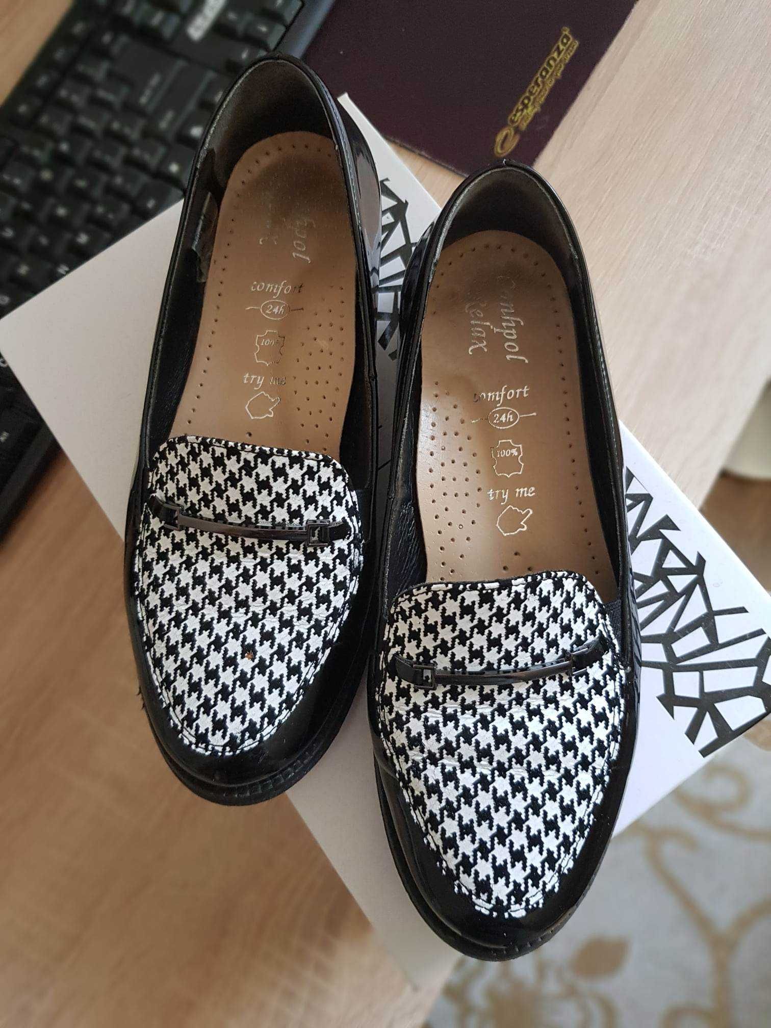 Czarne loafersy Julia - piękny delikatny model firmy Conhpol