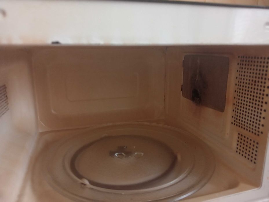 Мікрохвильова піч Grunhelm 20MX701-B