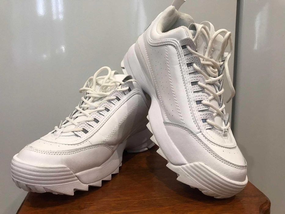 продам чоловічі кросівки FILA