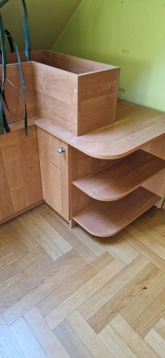 Szafka w kształcie litery L z kwietnikiem