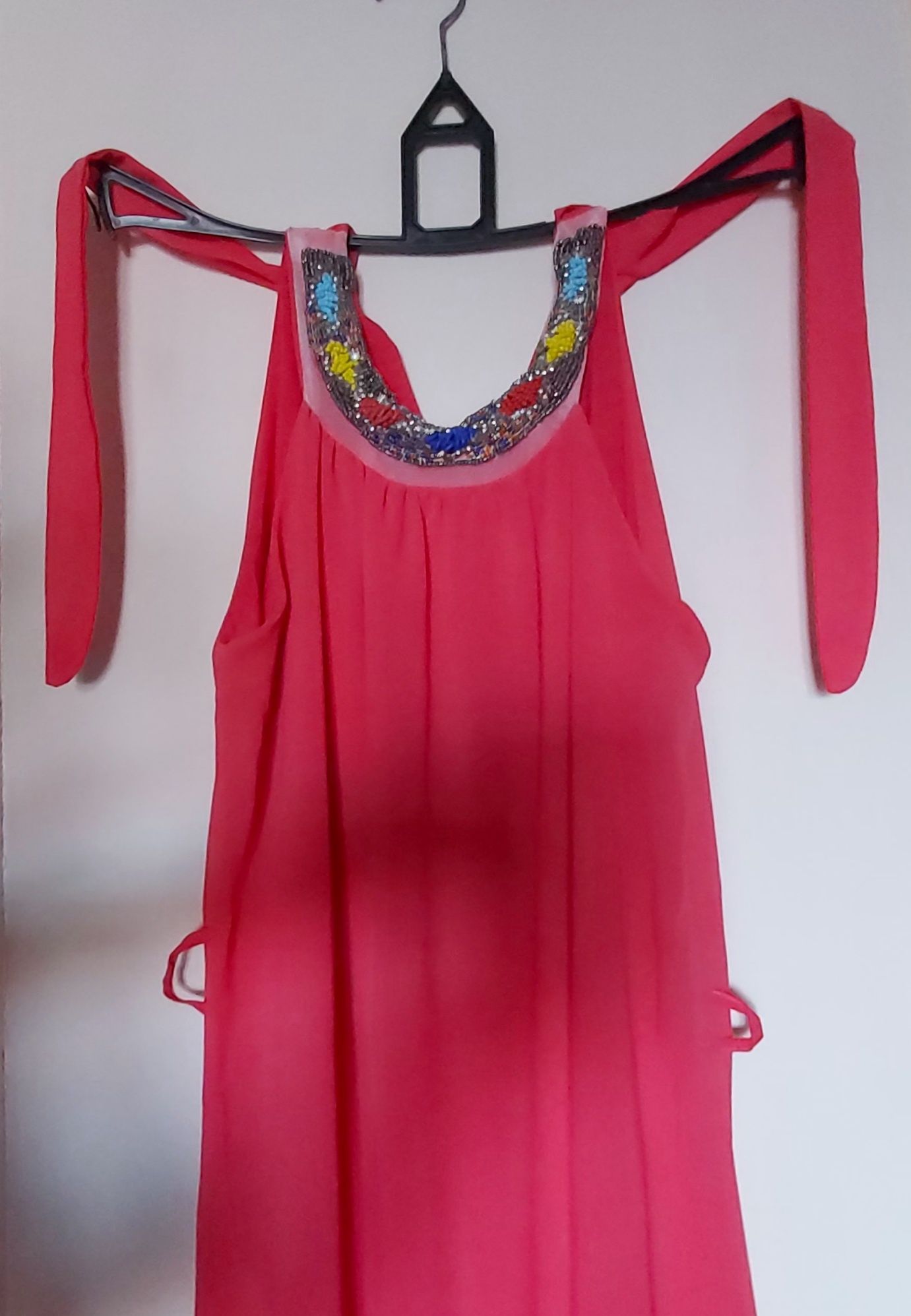 Vestido comprido coral, com adorno em missangas