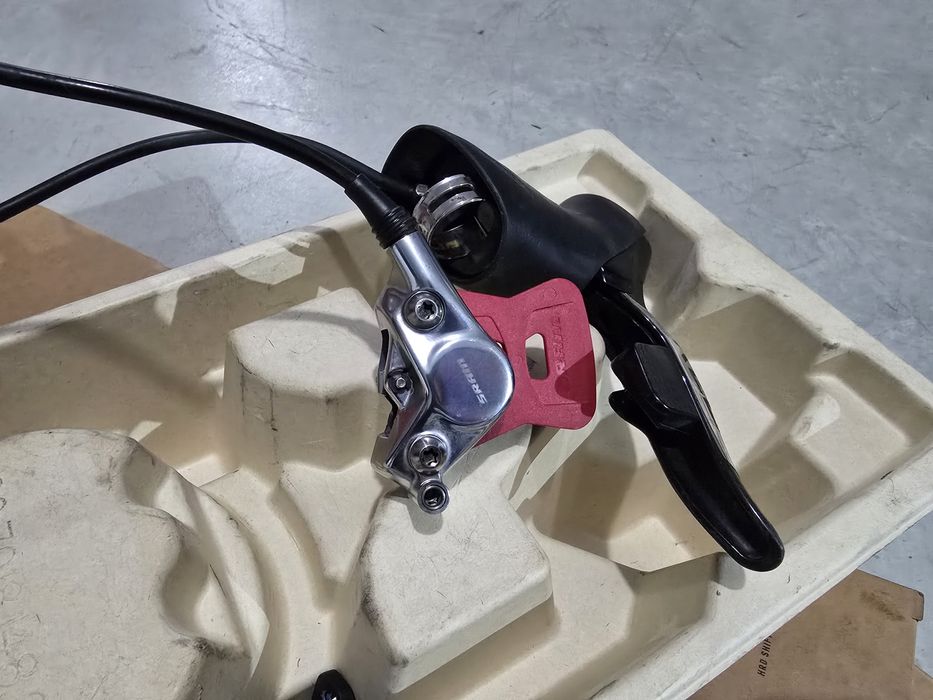 Manetes Sram Red Axs 12v, com tubos hidráulicos e pinças de travão