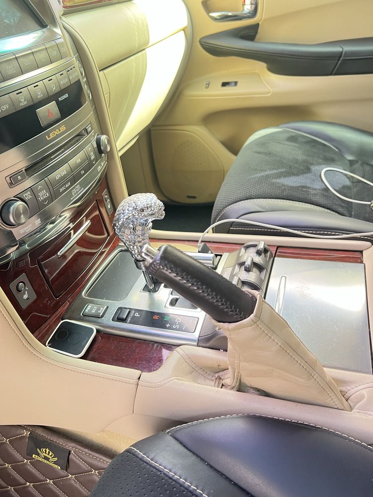 Автомобіль Лексус Лх 570