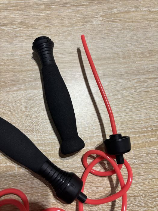 Skakanka fitness – czerwono-czarna, wygodne piankowe rączki
