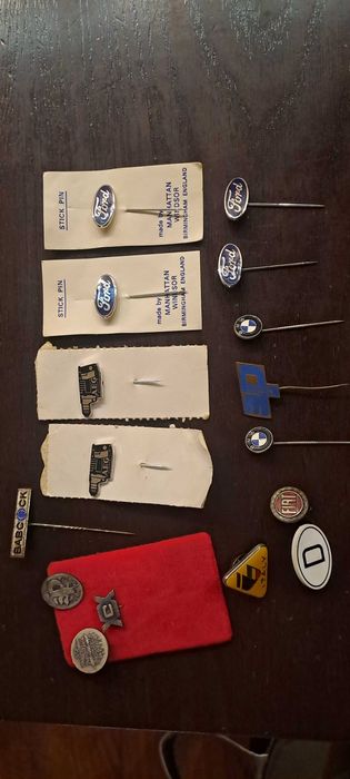 Wpinki ozdobne różne.