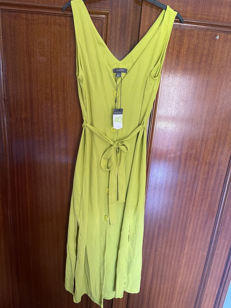 Vestido verde lima com etiqueta