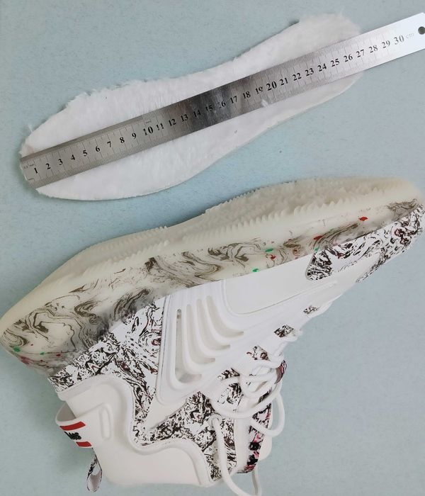 Кросівки чоловічі.