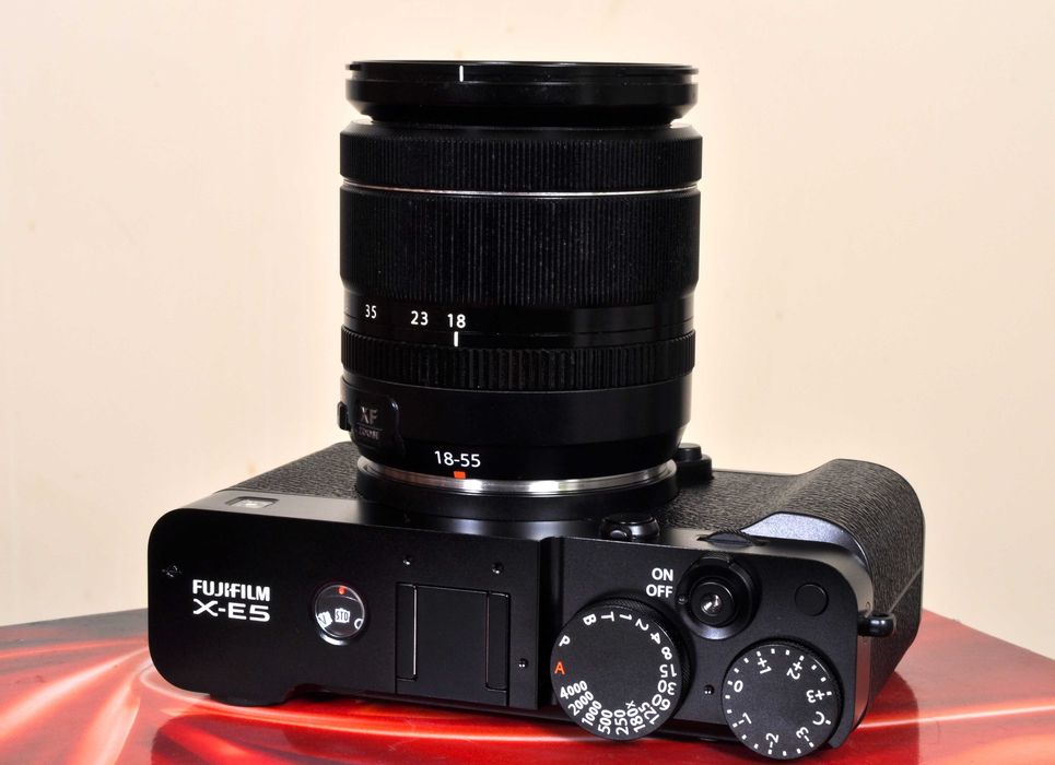 Fuji X-E5 Nova, garantia + Fuji XF 18x55 F: 2.8-4.8 Em estado novo.