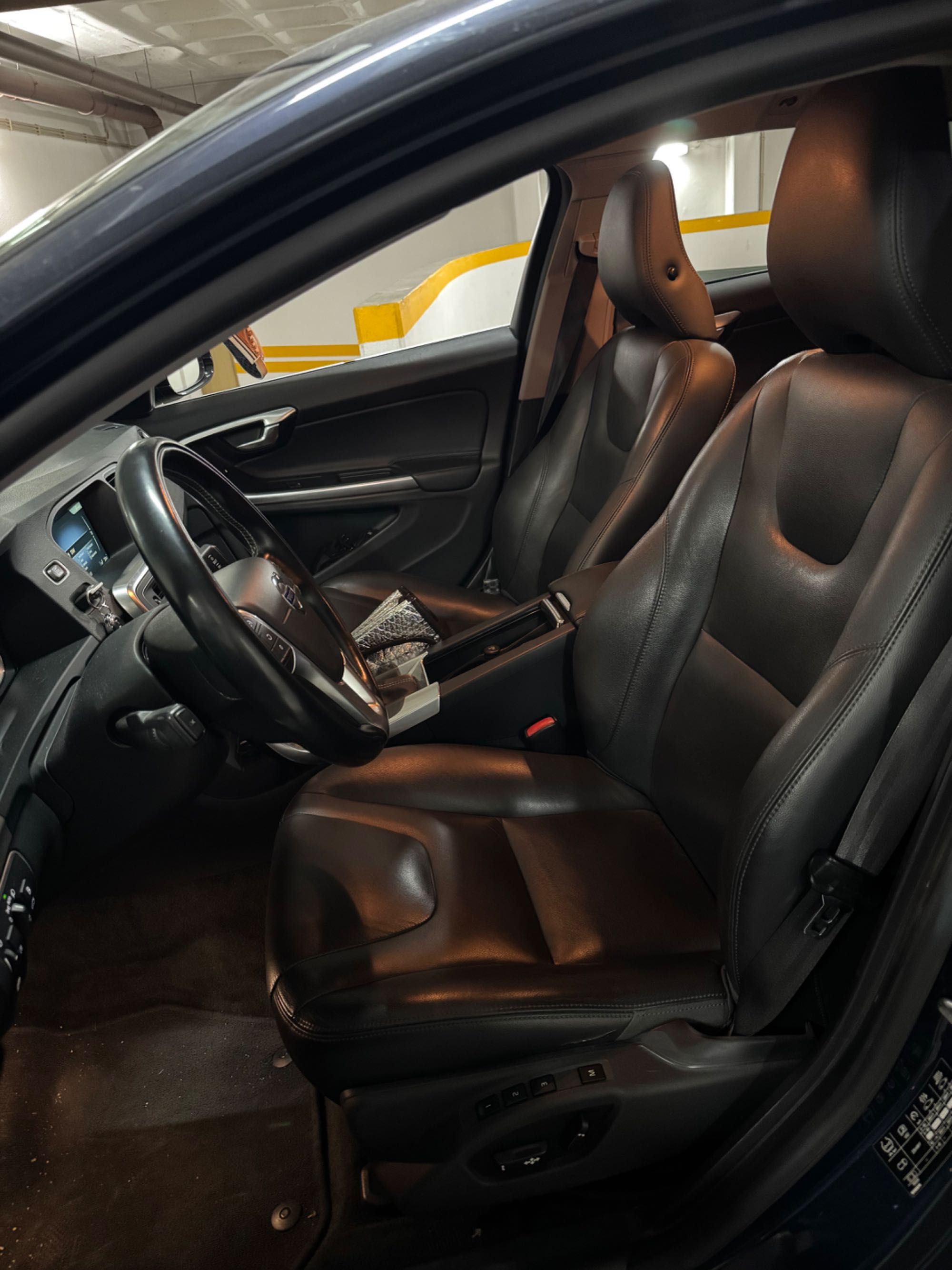 Volvo V60
 Híbrido Plug-in 251000km 2.4 D / 286cv 2014 Importado